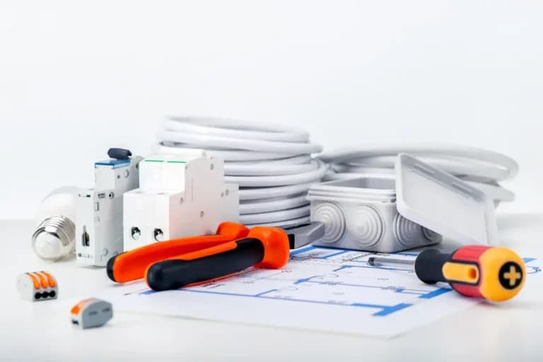 Hurtownia artykułów elektrycznych jako partner dla instalatorów – jak wspiera profesjonalistów?