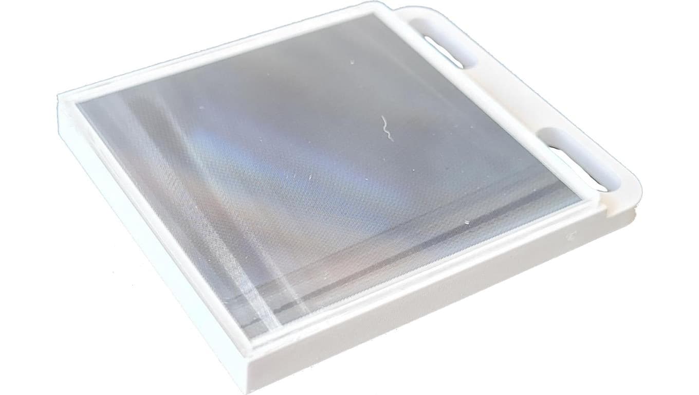 AP000048 Akcesoria laserowe, reflektor, 6,5x51x60mm, otwór szczelinowy, 2xØ4,8x8,8mm, IP69k, PMMA+PMMA, polaryzacja, mikropryzma