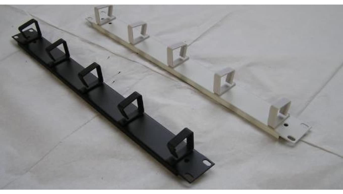 GT Networks Organizator kablowy 19 1U z haczykami 5x70mm ( wklęsły)