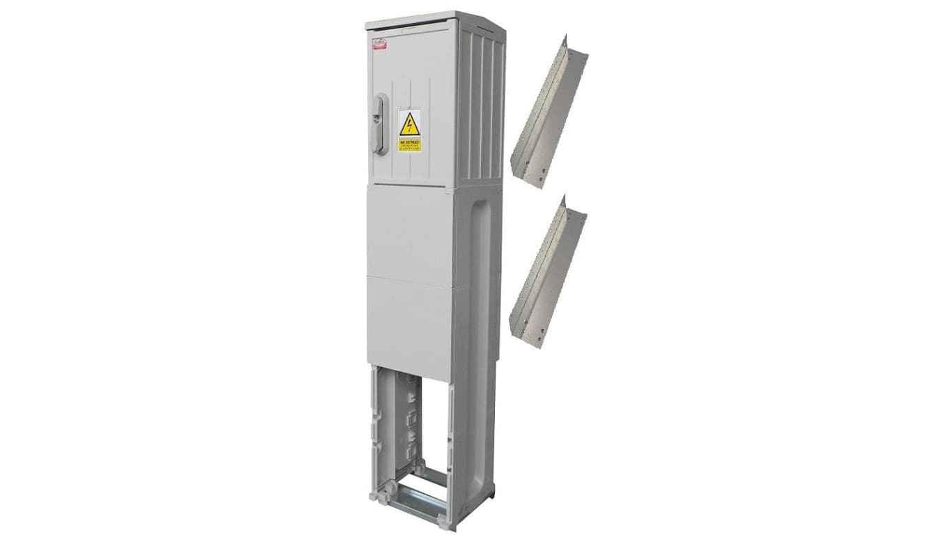 Rozdzielnica elektryczna, obudowa termoutwardzalna na fundamencie z kątownikami typ OZ26x40+F
